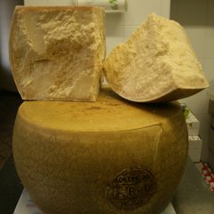 PADANO RISERVA ALMENO 20 MESI DI STAGIONATURA