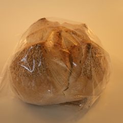 PANE SICILIANO AL GRANO DURO CON SEMI DI SESAMO DAMIANO LIEVITAZIONE NATURALE 
DA SOLA PASTA MADRE , COTTO IN FORNO A LEGNA