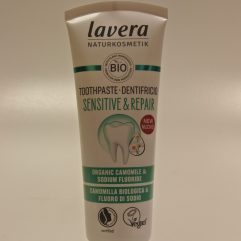 DENTIFRICIO SENSITIVE & REPAIR : PROTEZIONE 5 IN 1 
RIMUOVE PLACCA / PROTEGGE DALLE CARIE / PREVIENE FORMAZIONE 
TARTARO / PROTEGGE LE GENGIVE / ALITO FRESCO
LAVERA NATURKOSMETIK